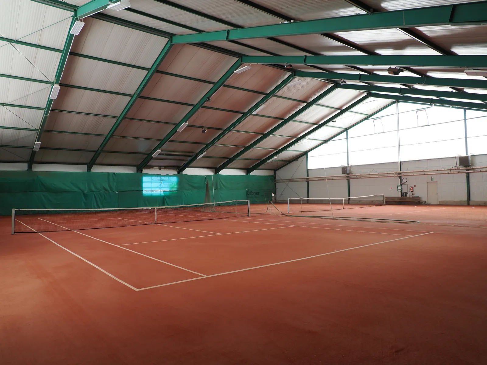Blick über beide Hallen-Sandplätze im Freizeitcenter Hödl