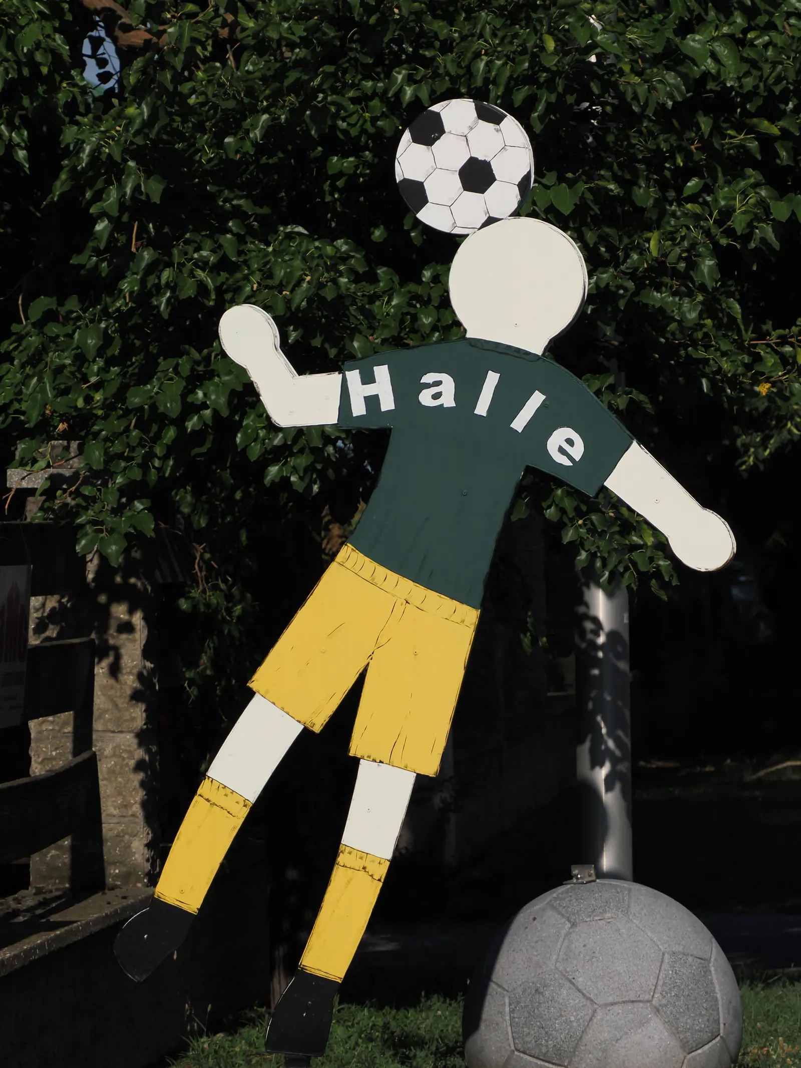 Fußballer-Figur als Wegweiser zur Halle
