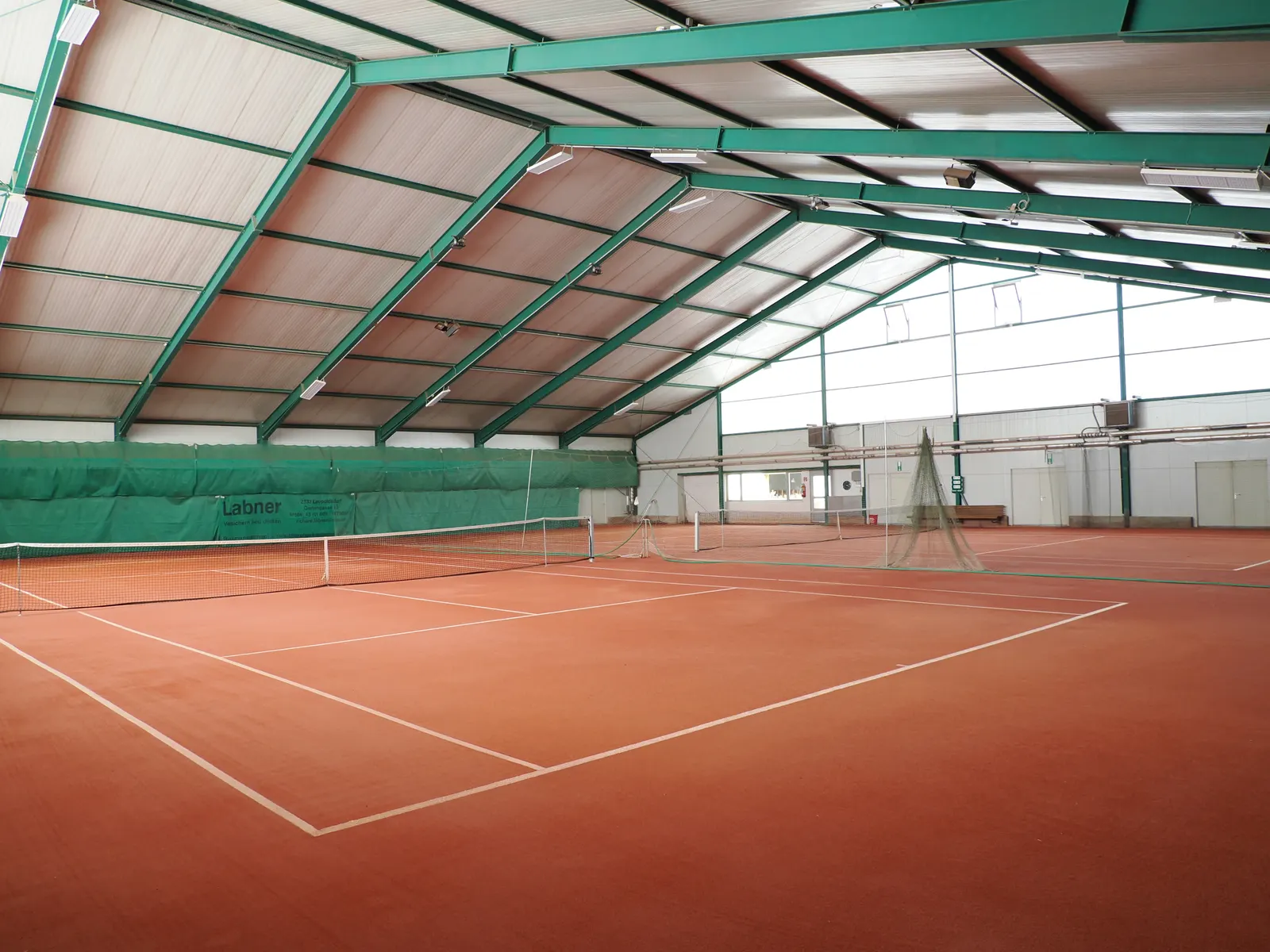 Tennishalle im Freizeitcenter Hödl mit Sandplätzen