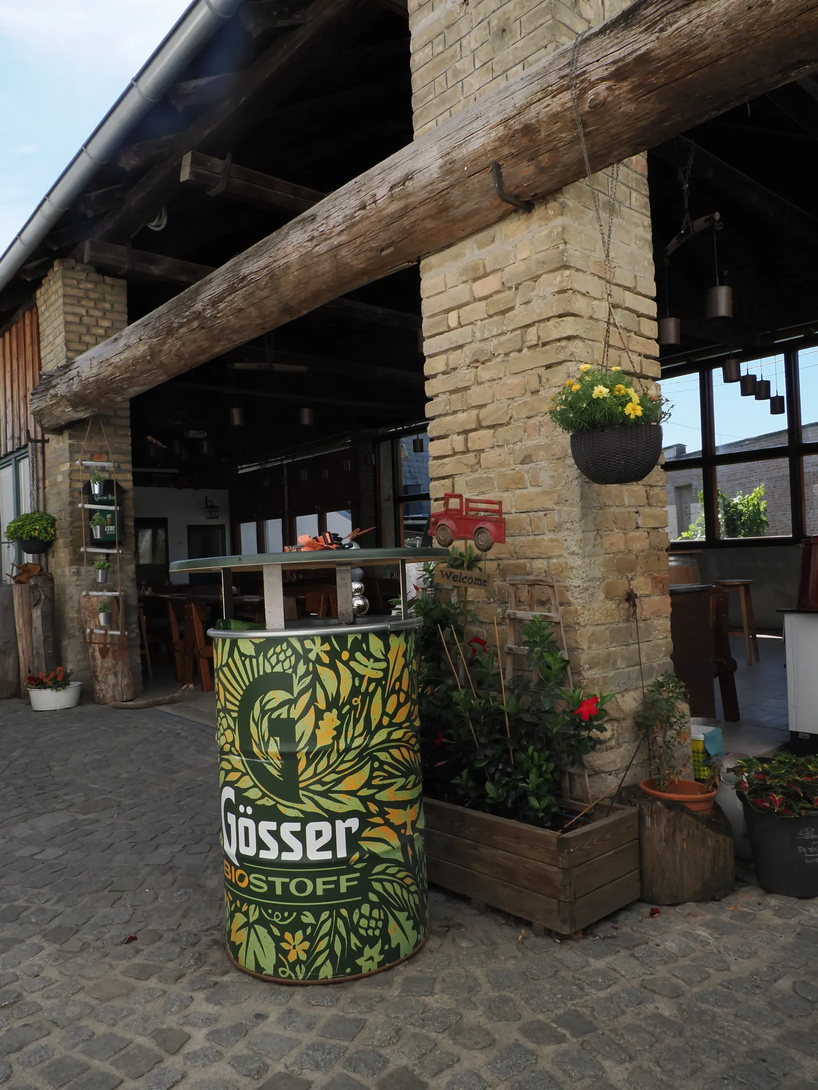 Gastgarten des Gasthauses zur Eiche mit Sonnenschirmen