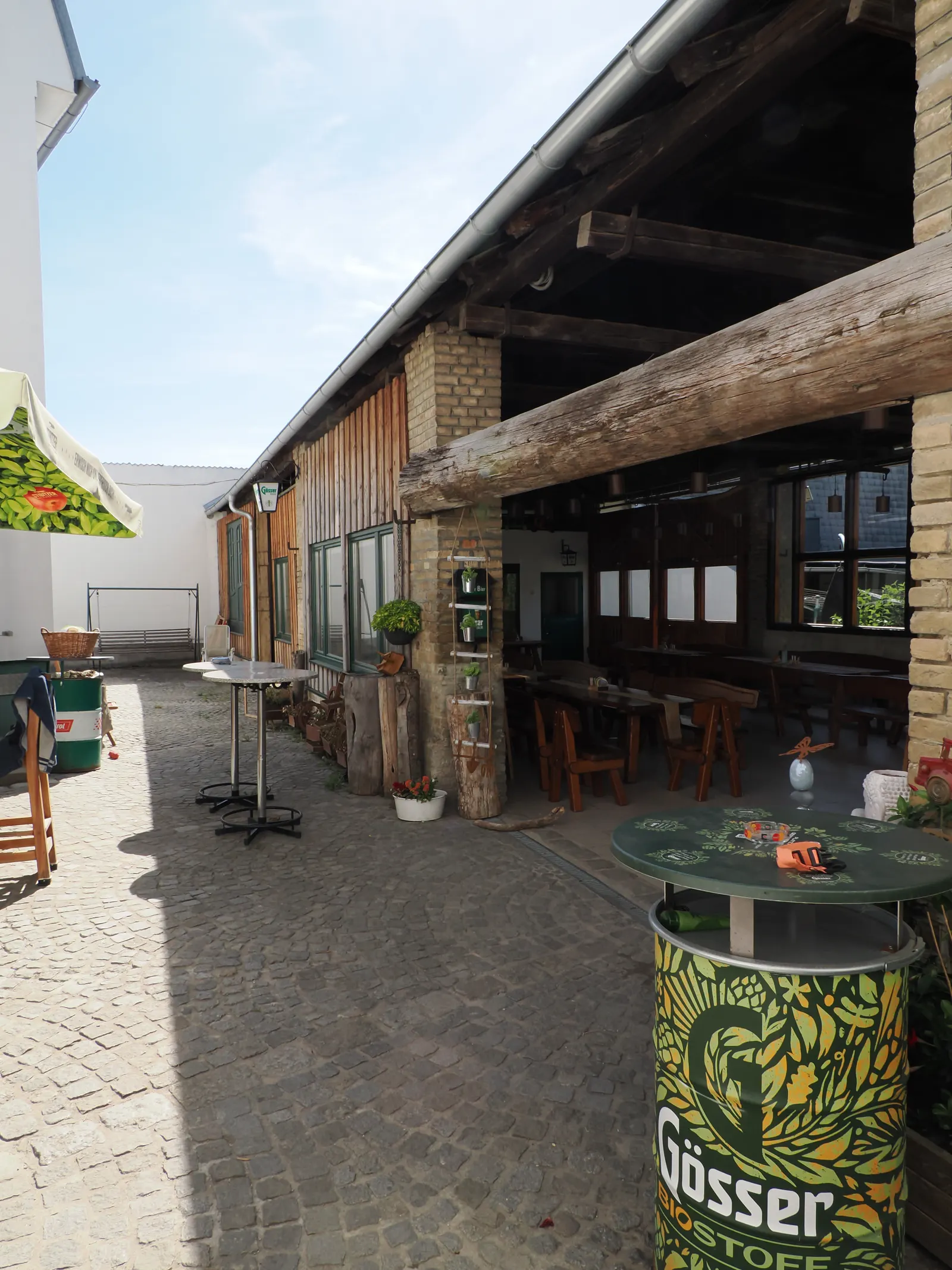 Gastgarten des Gasthauses zur Eiche mit Sonnenschirmen