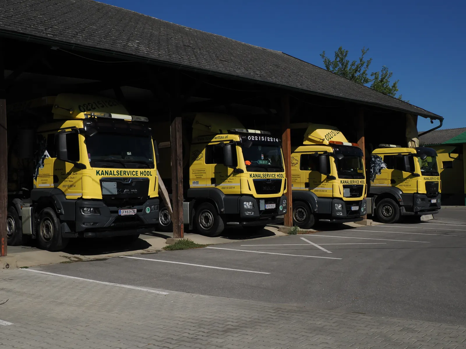 Fuhrpark der Fam. Hödl GmbH unter dem Flugdach