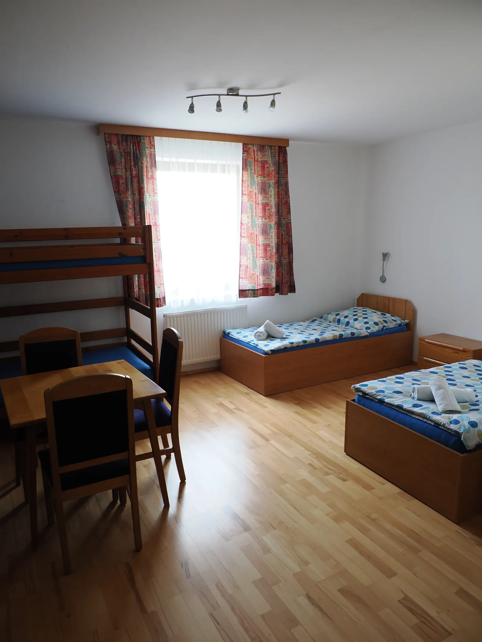 Mehrbettzimmer mit Stockbett und Sitzgelegenheit