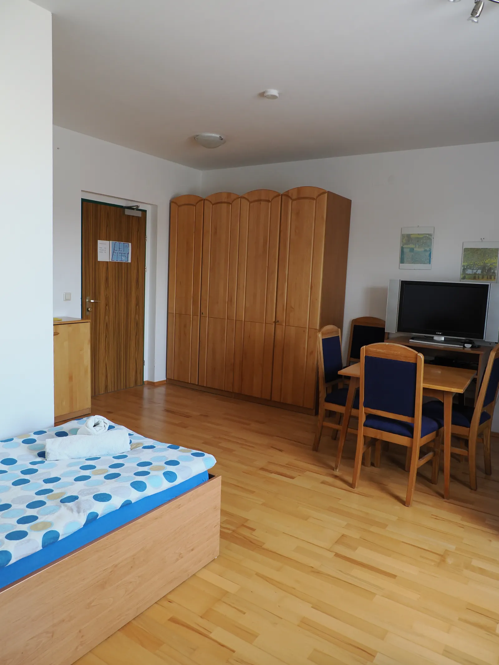 Zimmer mit Schrank, Schreibtisch und Sat-TV