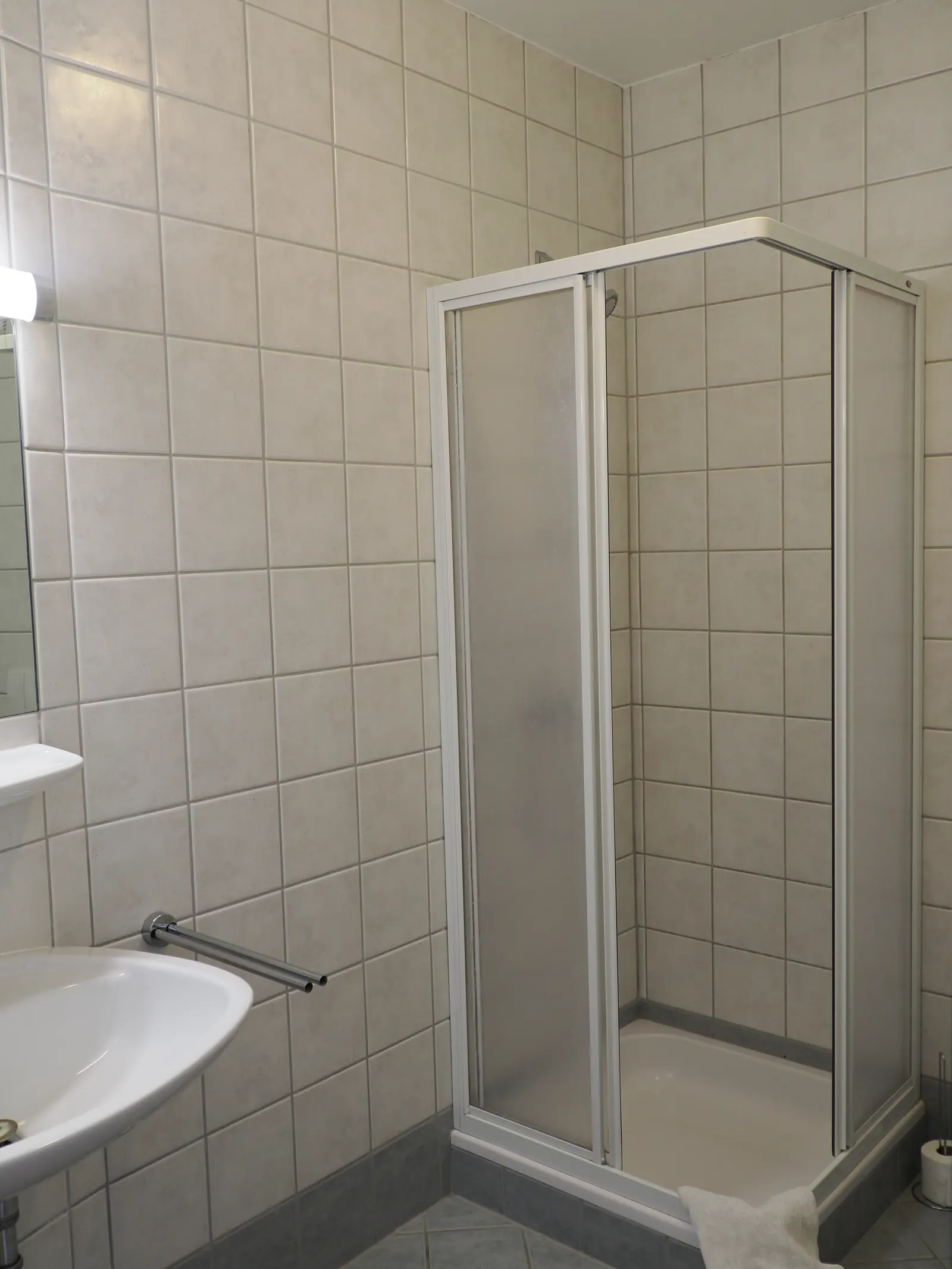 Badezimmer mit Dusche und WC in der Pension Hödl